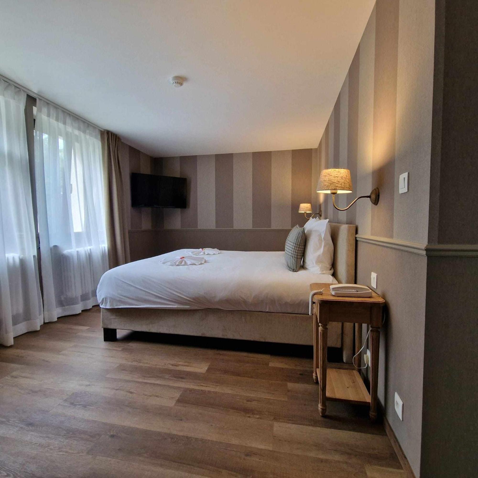 Hotel Le Cor De Chasse サン・テュベール エクステリア 写真